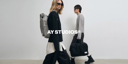 Mand og kvinde med AY Studios taske og rygsæk. Stort udvalg af AY Studios tasker på neye.dk