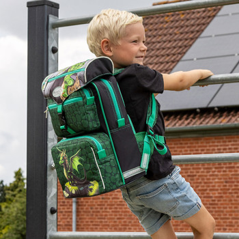 Dreng med Jeva Dragon Draco skoletaske. Stort udvalg af Jeva skoletasker på neye.dk