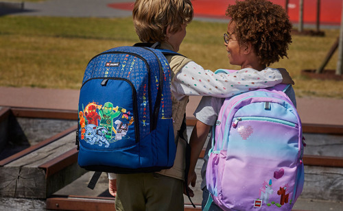 Børn med Lego skoletasker. Se Lego skoletaske guide på neye.dk