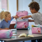 Pige og dreng med Lego skoletasker. Se 2024 nyhederne på neye.dk