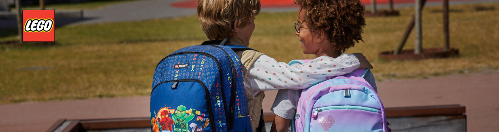 Børn med skoletasker. Se guide til Lego skoletasker på neye.dk
