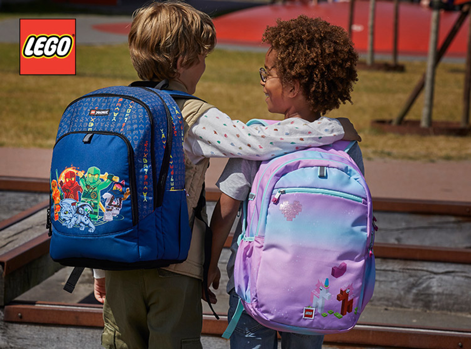 Børn med skoletasker. Se guide til Lego skoletasker på neye.dk