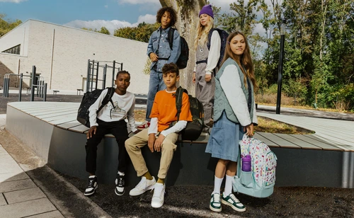 Teenagere med skoletasker. Se guiden til Satch skoletasker på neye.dk