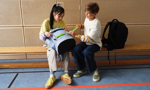 Børn der skifter swaps på en Satch skoletaske. Stort udvalg af Satch på neye.dk