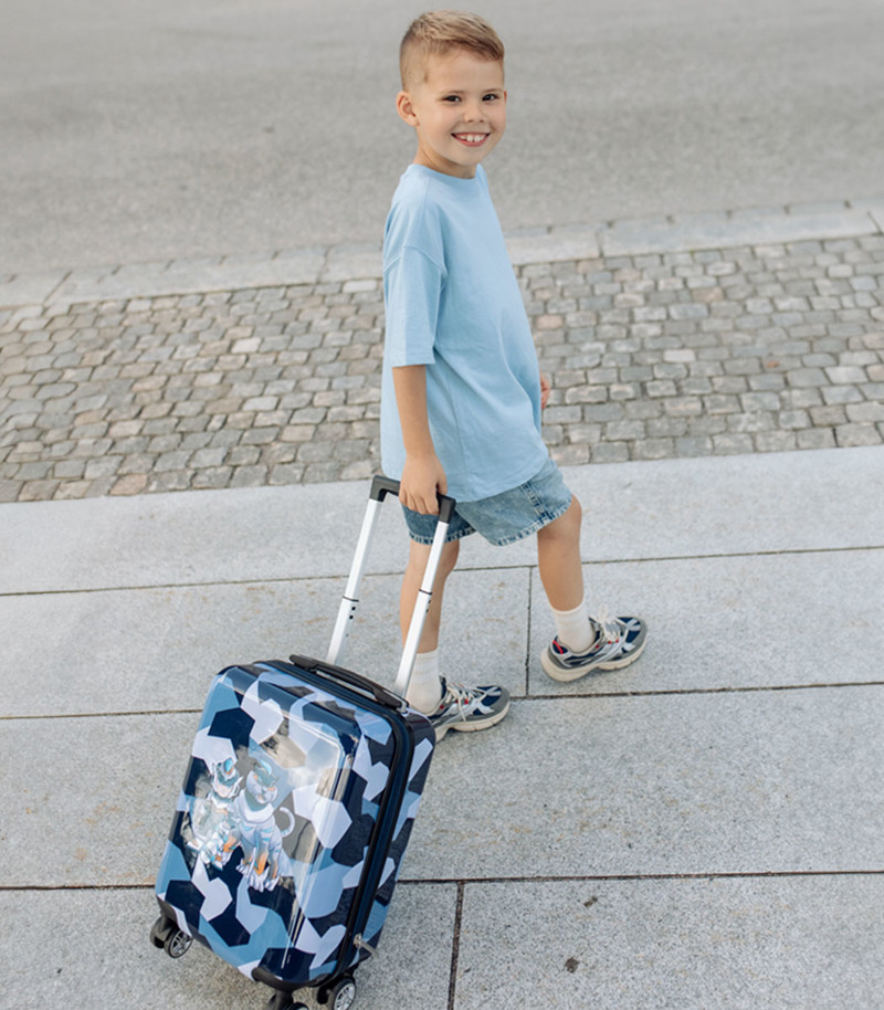 Dreng med Beckmann kuffert. Find det største udvalg af børnekufferter på neye.dk