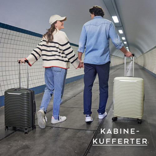 Kvinde og mand med kabinekufferter. Find det største udvalg af kufferter på neye.dk